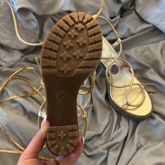 NWOT. Michael Kors Gold wrap heels - Picture 3 of 5